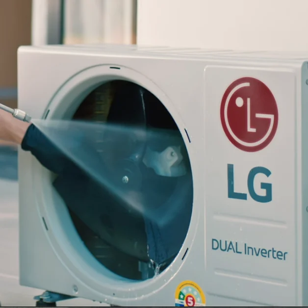 ช่าง LG ฉีดล้างคอยล์ร้อนแอร์